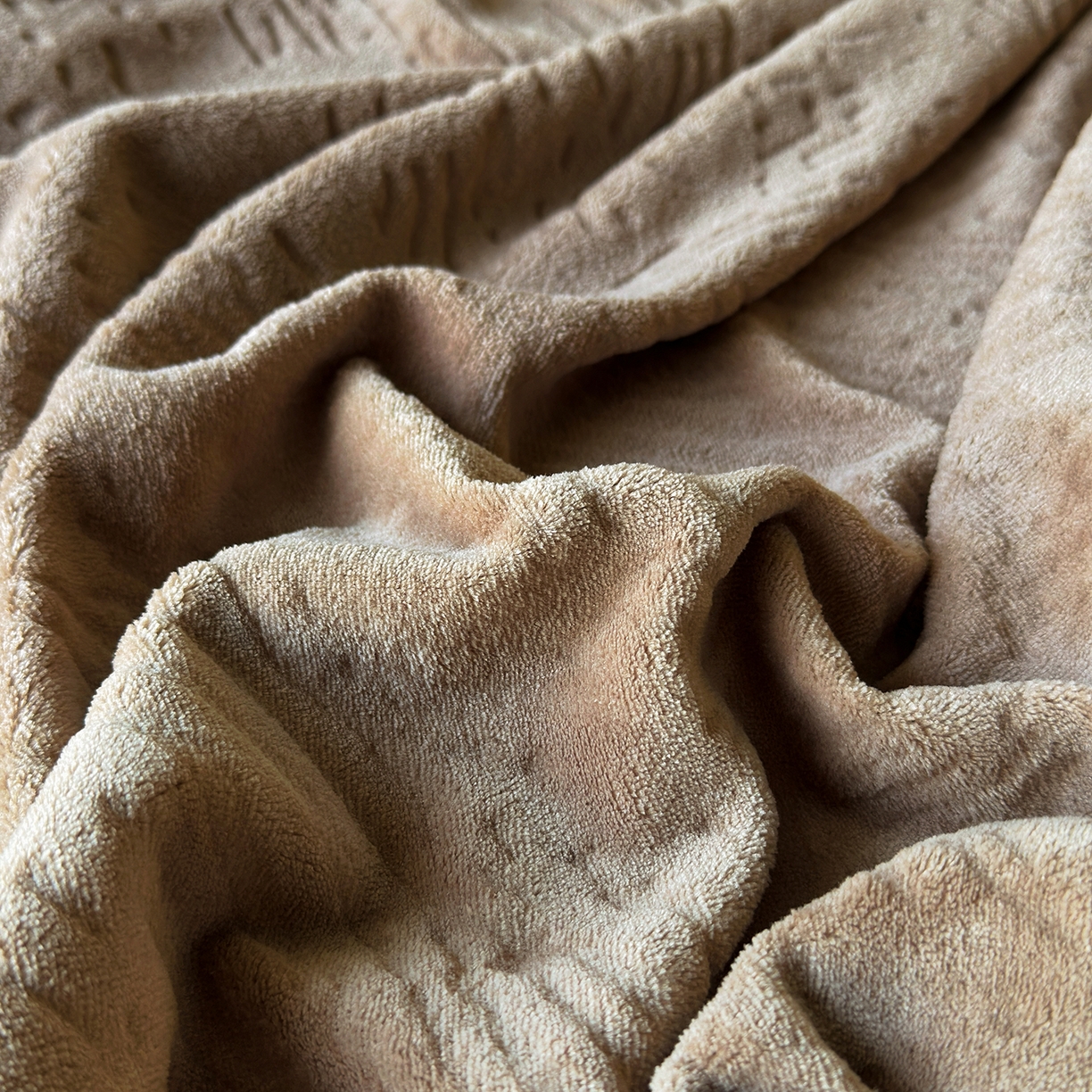 91家纺网 家纺一手货源 找家纺 久云居 2025新款牛奶绒剪花床笠 暖棕