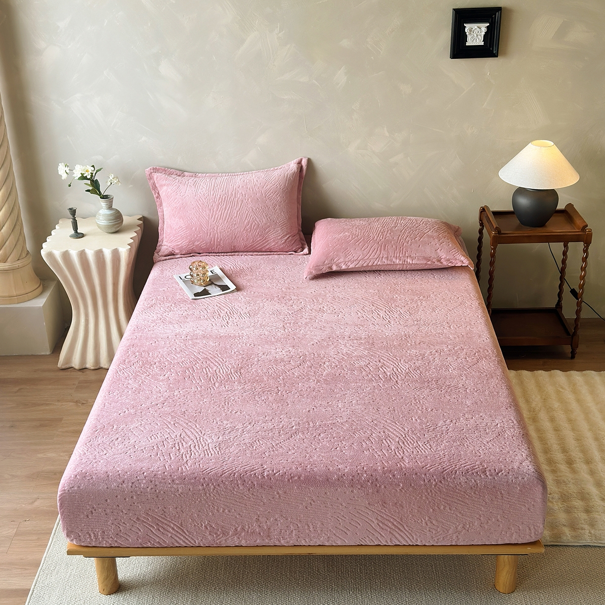 91家纺网 家纺一手货源 找家纺 久云居 2025新款牛奶绒剪花床笠 藕粉