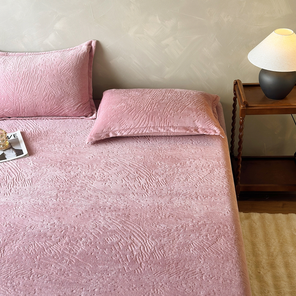 91家纺网 家纺一手货源 找家纺 久云居 2025新款牛奶绒剪花床笠 藕粉