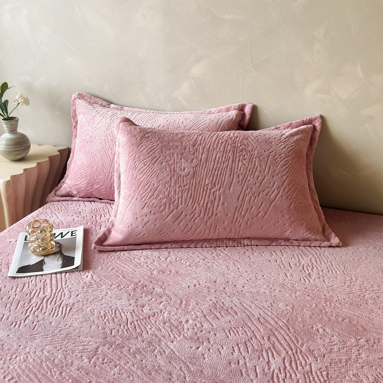 91家纺网 家纺一手货源 找家纺 久云居 2025新款牛奶绒剪花床笠 藕粉