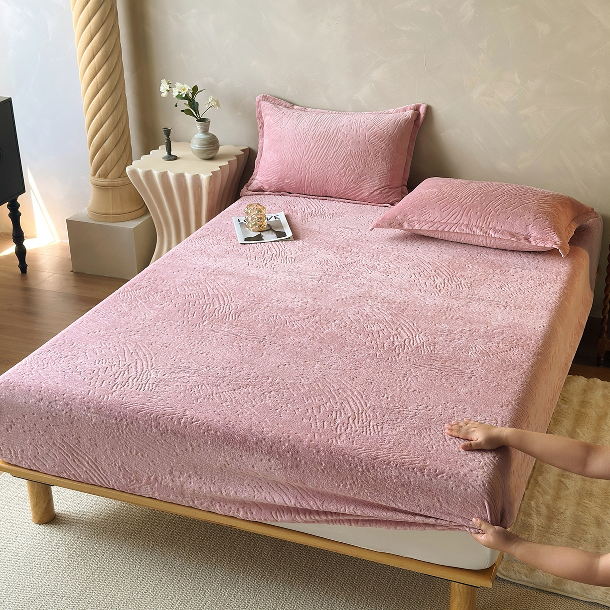 91家纺网 家纺一手货源 找家纺 久云居 2025新款牛奶绒剪花床笠 藕粉