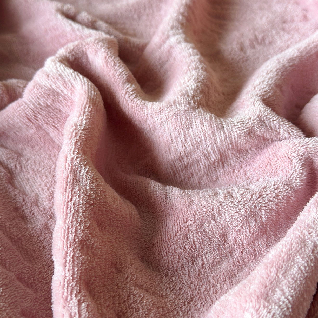 91家纺网 家纺一手货源 找家纺 久云居 2025新款牛奶绒剪花床笠 藕粉