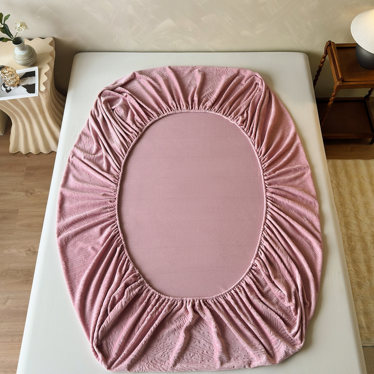 91家纺网 家纺一手货源 找家纺 久云居 2025新款牛奶绒剪花床笠 藕粉