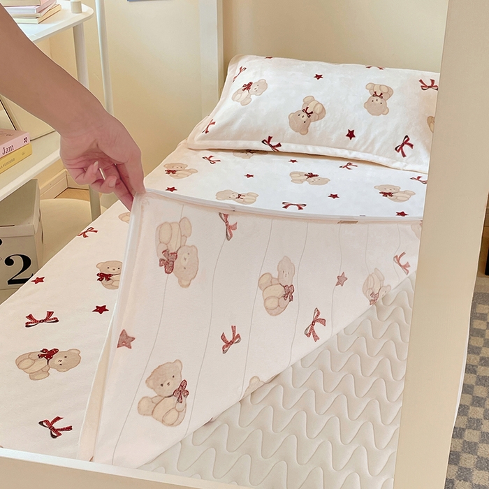 91家纺网 家纺一手货源 找家纺 锦润家纺 2025新款亲肤舒适牛奶绒三件套学生三件套上下铺三件套宿舍三件套 布偶熊