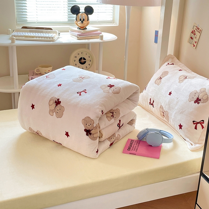 91家纺网 家纺一手货源 找家纺 锦润家纺 2025新款亲肤舒适牛奶绒三件套学生三件套上下铺三件套宿舍三件套 布偶熊