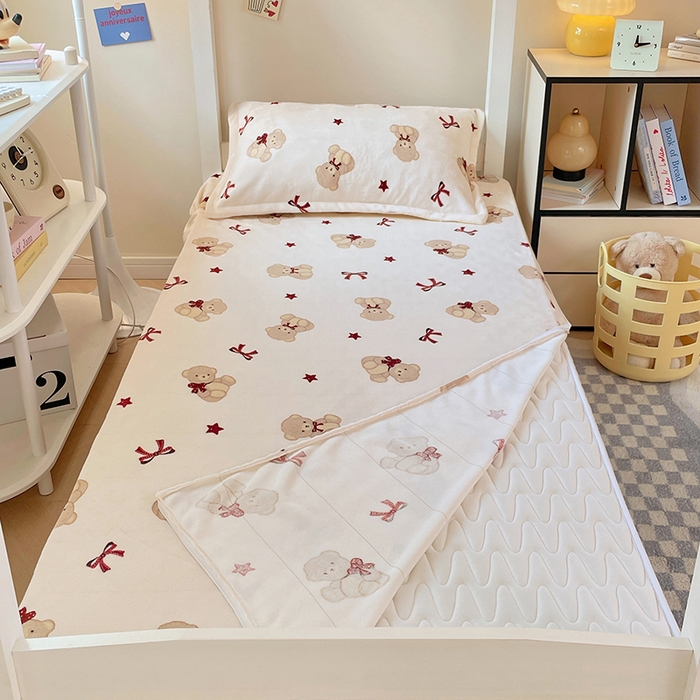 91家纺网 家纺一手货源 找家纺 锦润家纺 2025新款亲肤舒适牛奶绒三件套学生三件套上下铺三件套宿舍三件套 布偶熊