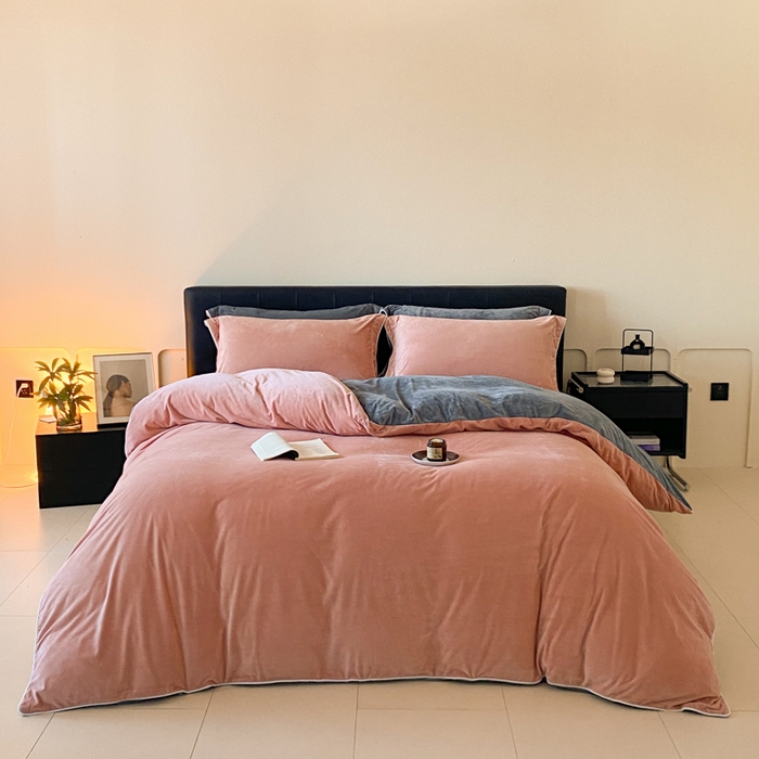 91家纺网 家纺一手货源 找家纺 ONE TWO ONE 121 【婴儿绒四件套】2025新款毛毯被子四件套单件床单被套床笠珊瑚绒牛奶绒冬被法兰绒兔毛绒滚绳款 双拼款-粉灰