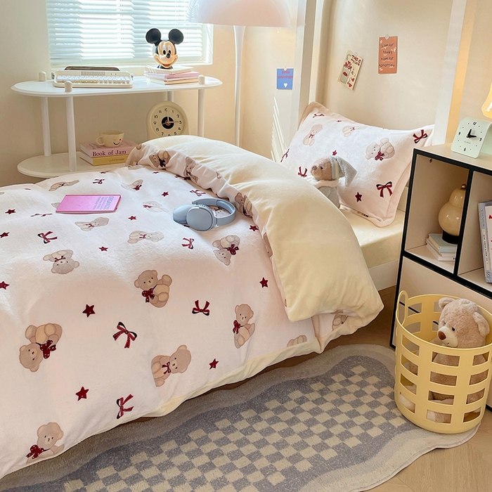 91家纺网 家纺一手货源 找家纺 锦润家纺 2025新款亲肤舒适牛奶绒三件套学生三件套上下铺三件套宿舍三件套 布偶熊