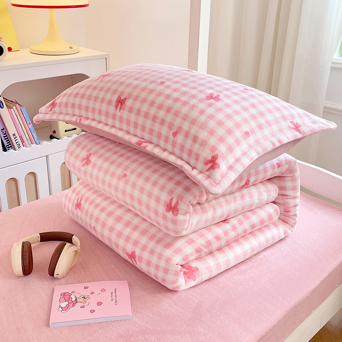 91家纺网 家纺一手货源 找家纺 锦润家纺 2025新款亲肤舒适牛奶绒三件套学生三件套上下铺三件套宿舍三件套 格子蝴蝶结