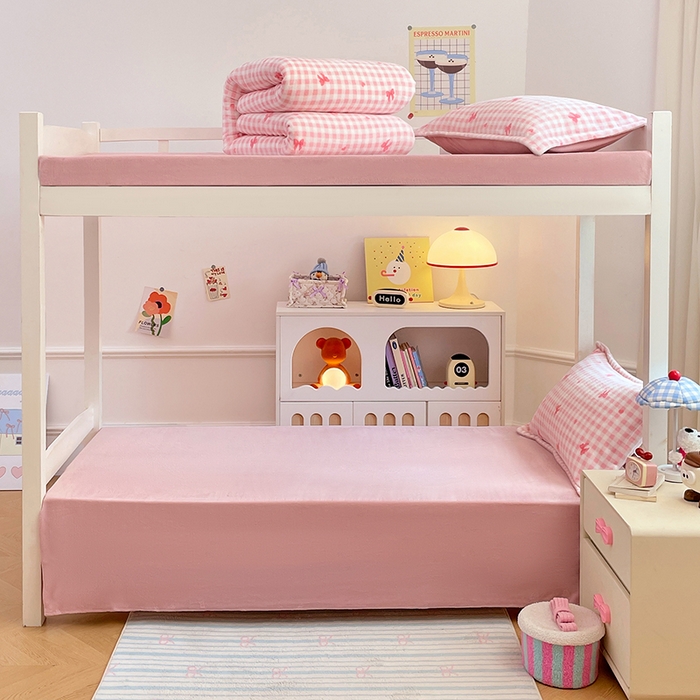 91家纺网 家纺一手货源 找家纺 锦润家纺 2025新款亲肤舒适牛奶绒三件套学生三件套上下铺三件套宿舍三件套 格子蝴蝶结