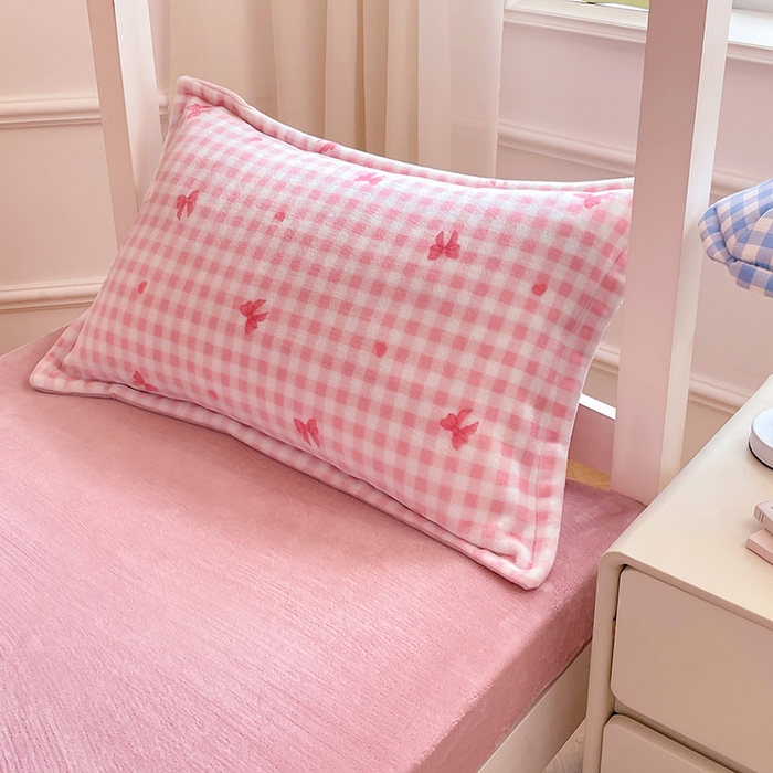 91家纺网 家纺一手货源 找家纺 锦润家纺 2025新款亲肤舒适牛奶绒三件套学生三件套上下铺三件套宿舍三件套 格子蝴蝶结