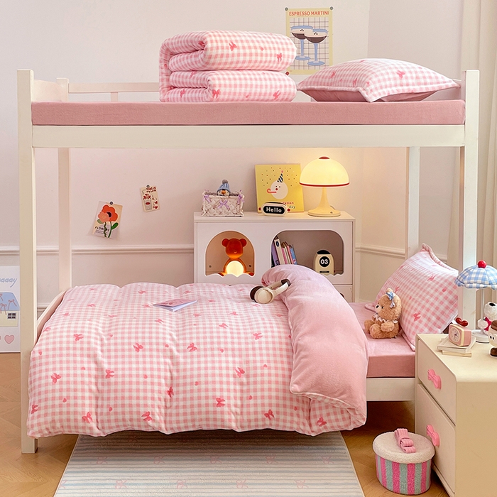 91家纺网 家纺一手货源 找家纺 锦润家纺 2025新款亲肤舒适牛奶绒三件套学生三件套上下铺三件套宿舍三件套 格子蝴蝶结