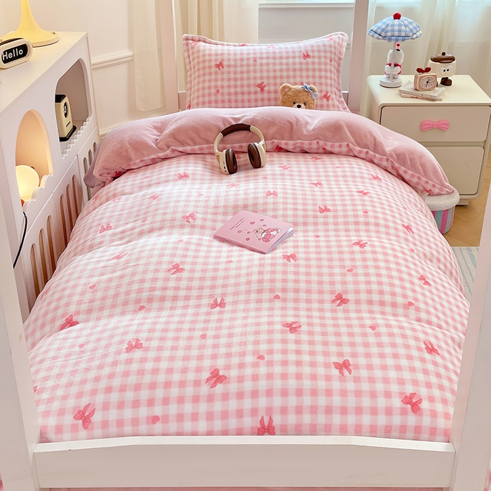 91家纺网 家纺一手货源 找家纺 锦润家纺 2025新款亲肤舒适牛奶绒三件套学生三件套上下铺三件套宿舍三件套 格子蝴蝶结