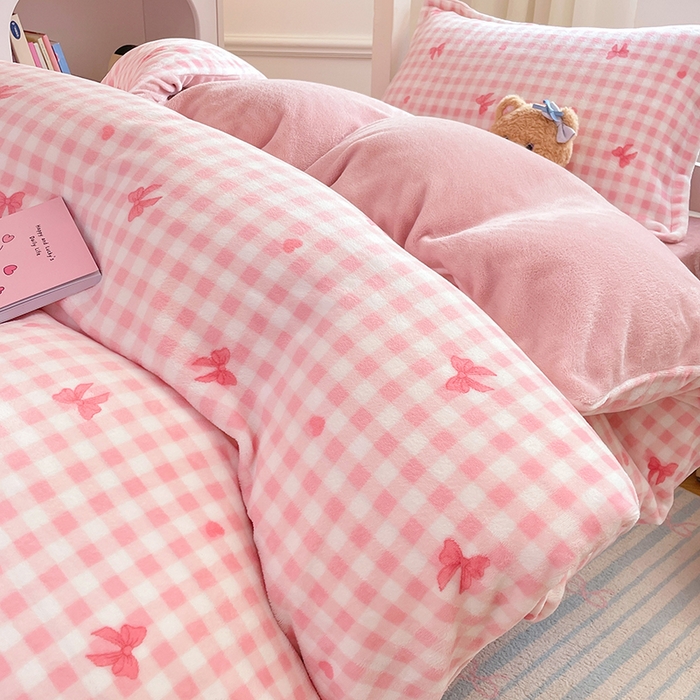 91家纺网 家纺一手货源 找家纺 锦润家纺 2025新款亲肤舒适牛奶绒三件套学生三件套上下铺三件套宿舍三件套 格子蝴蝶结