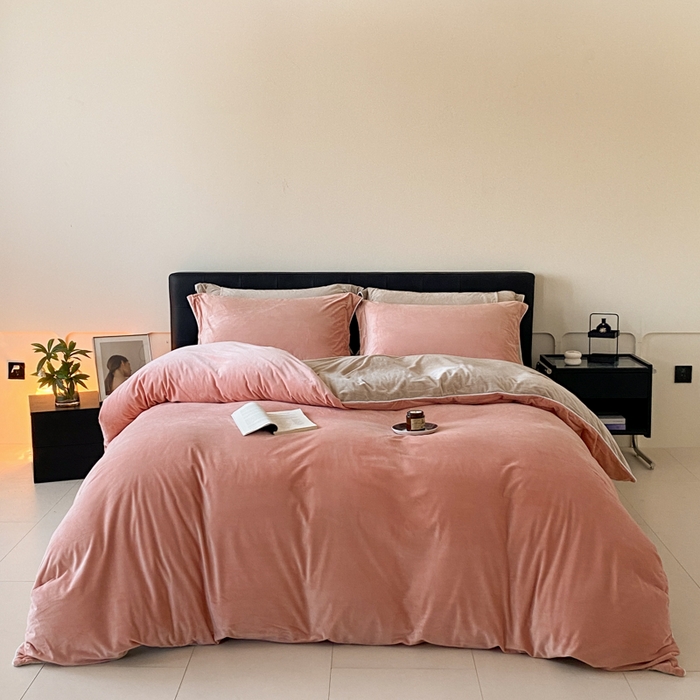 91家纺网 家纺一手货源 找家纺 ONE TWO ONE 121 【婴儿绒四件套】2025新款毛毯被子四件套单件床单被套床笠珊瑚绒牛奶绒冬被法兰绒兔毛绒滚绳款 双拼款-橘粉奶茶