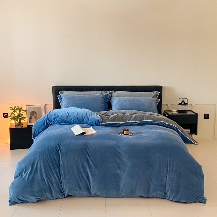 91家纺网 家纺一手货源 找家纺 ONE TWO ONE 121 【婴儿绒四件套】2025新款毛毯被子四件套单件床单被套床笠珊瑚绒牛奶绒冬被法兰绒兔毛绒滚绳款 双拼款-蓝灰