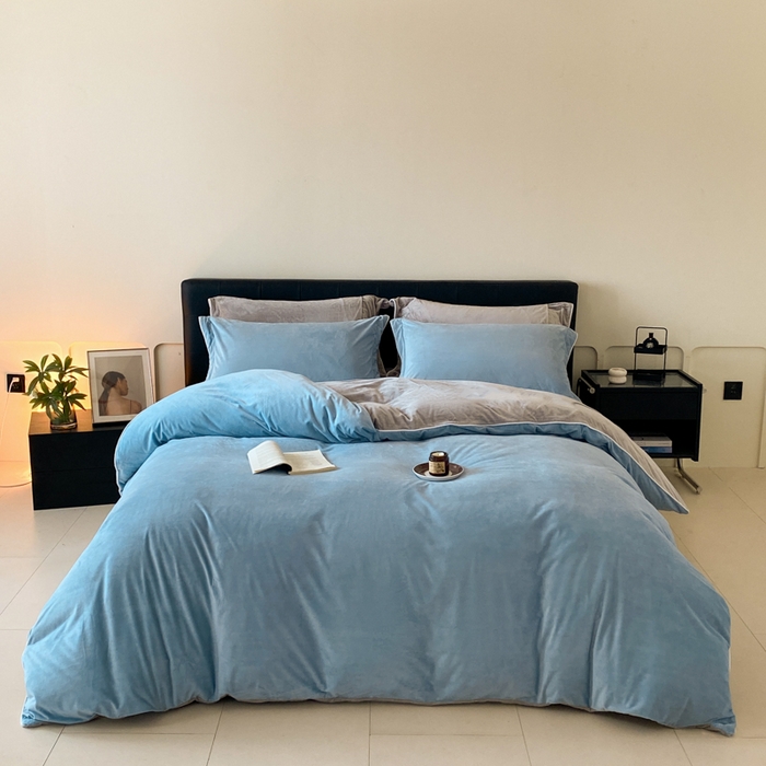 91家纺网 家纺一手货源 找家纺 ONE TWO ONE 121 【婴儿绒四件套】2025新款毛毯被子四件套单件床单被套床笠珊瑚绒牛奶绒冬被法兰绒兔毛绒滚绳款 双拼款-浅蓝银灰