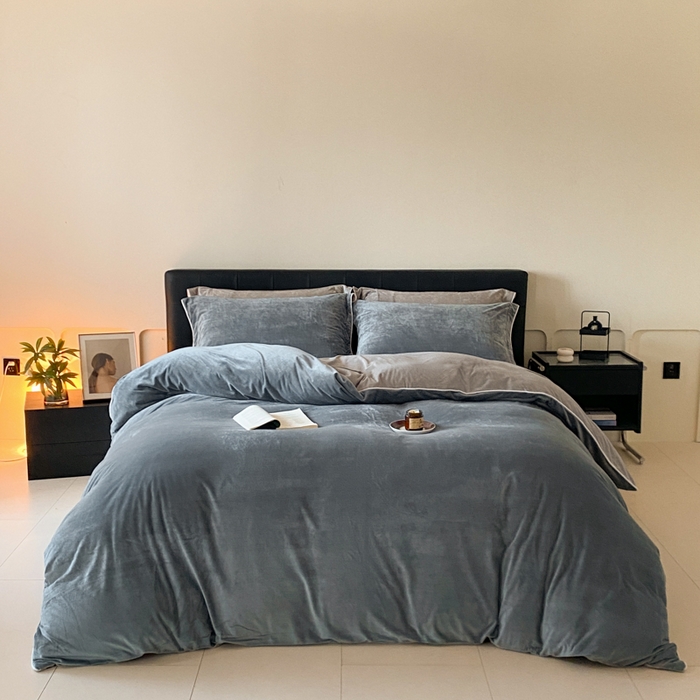 91家纺网 家纺一手货源 找家纺 ONE TWO ONE 121 【婴儿绒四件套】2025新款毛毯被子四件套单件床单被套床笠珊瑚绒牛奶绒冬被法兰绒兔毛绒滚绳款 双拼款-神秘灰浅灰