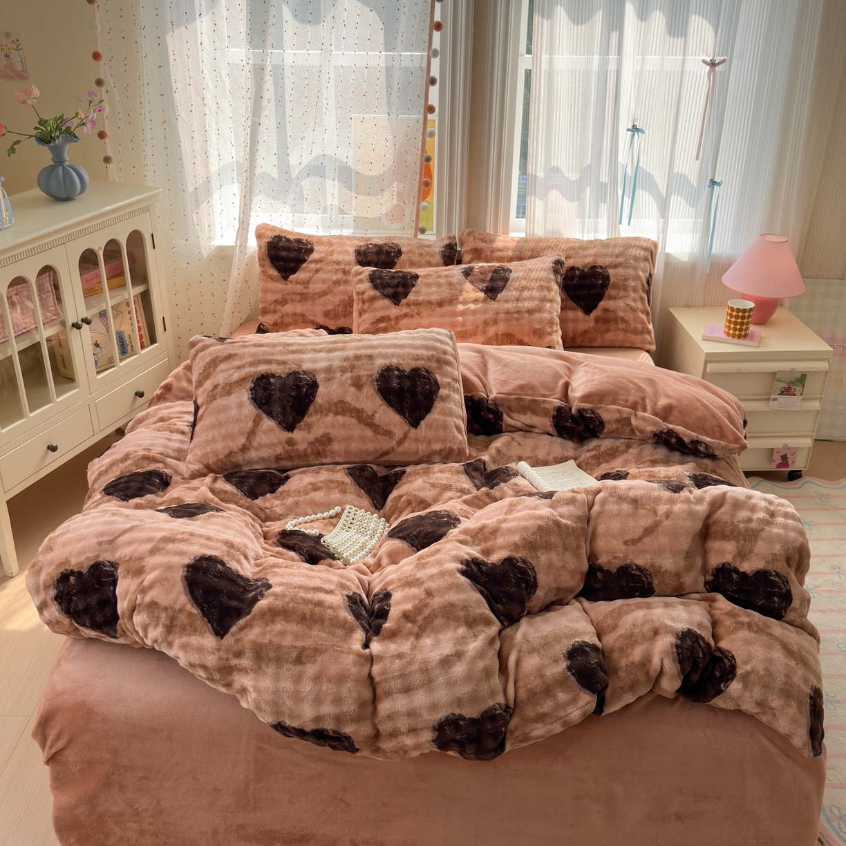 91家纺网 家纺一手货源 找家纺 德比尔斯 2025新款泡泡牛奶绒四件套 爱心布兰
