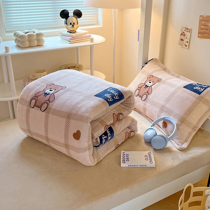 91家纺网 家纺一手货源 找家纺 锦润家纺 2025新款亲肤舒适牛奶绒三件套学生三件套上下铺三件套宿舍三件套 格子小熊