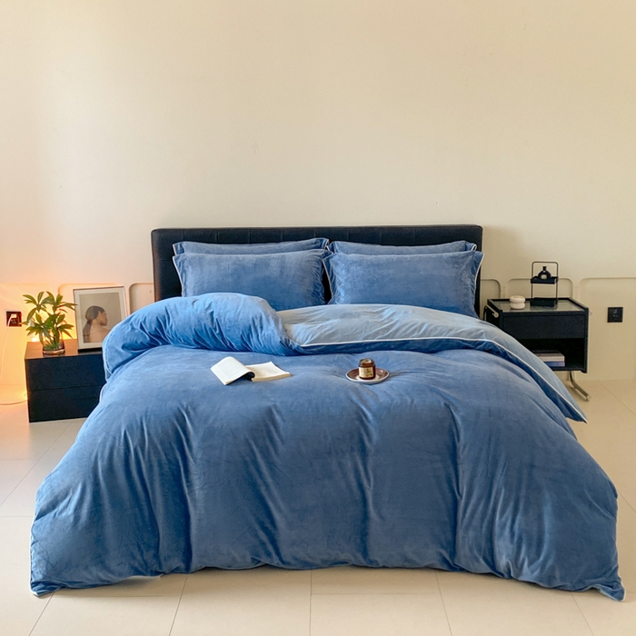 91家纺网 家纺一手货源 找家纺 ONE TWO ONE 121 【婴儿绒四件套】2025新款毛毯被子四件套单件床单被套床笠珊瑚绒牛奶绒冬被法兰绒兔毛绒滚绳款 双拼款-雾蓝浅蓝