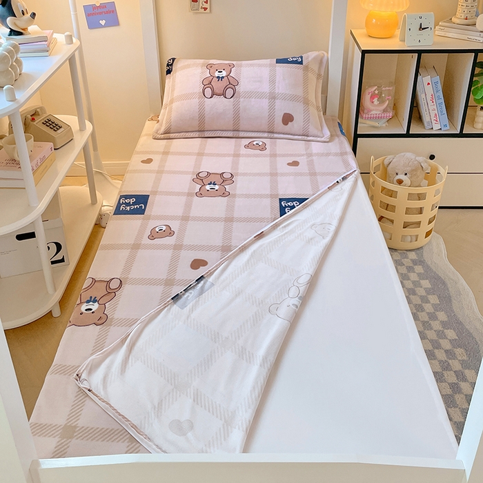 91家纺网 家纺一手货源 找家纺 锦润家纺 2025新款亲肤舒适牛奶绒三件套学生三件套上下铺三件套宿舍三件套 格子小熊