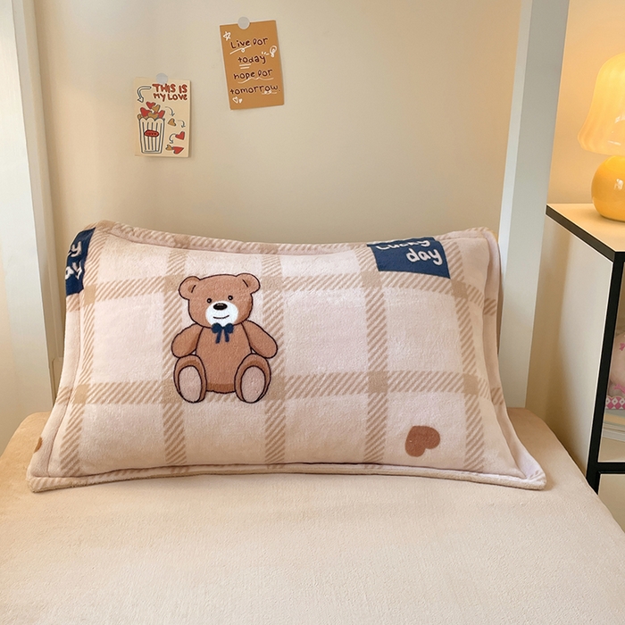 91家纺网 家纺一手货源 找家纺 锦润家纺 2025新款亲肤舒适牛奶绒三件套学生三件套上下铺三件套宿舍三件套 格子小熊