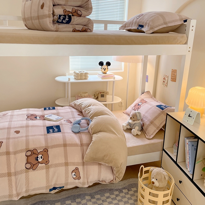 91家纺网 家纺一手货源 找家纺 锦润家纺 2025新款亲肤舒适牛奶绒三件套学生三件套上下铺三件套宿舍三件套 格子小熊