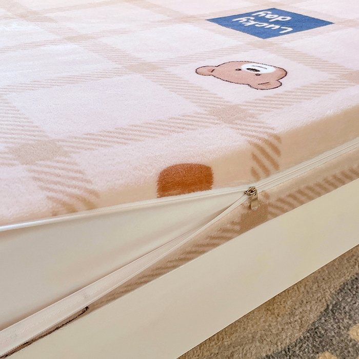 91家纺网 家纺一手货源 找家纺 锦润家纺 2025新款亲肤舒适牛奶绒三件套学生三件套上下铺三件套宿舍三件套 格子小熊