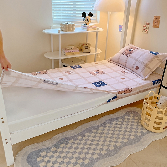 91家纺网 家纺一手货源 找家纺 锦润家纺 2025新款亲肤舒适牛奶绒三件套学生三件套上下铺三件套宿舍三件套 格子小熊