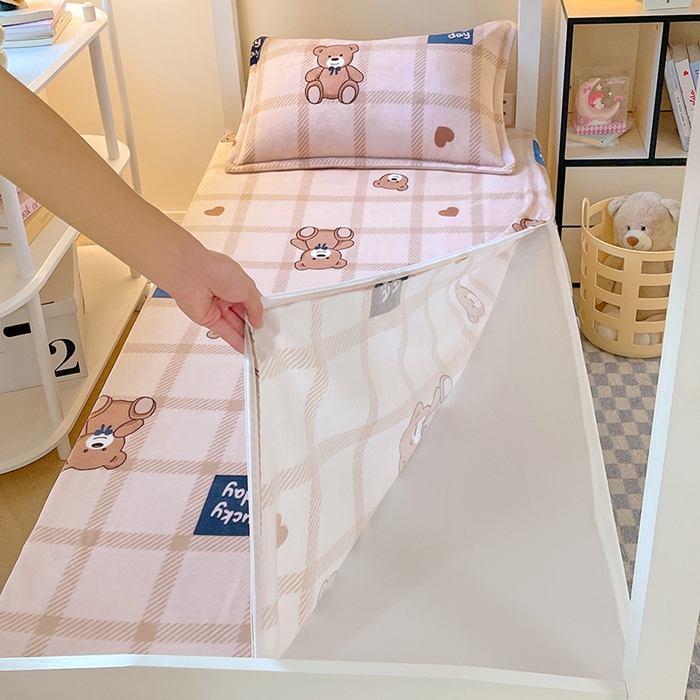 91家纺网 家纺一手货源 找家纺 锦润家纺 2025新款亲肤舒适牛奶绒三件套学生三件套上下铺三件套宿舍三件套 格子小熊