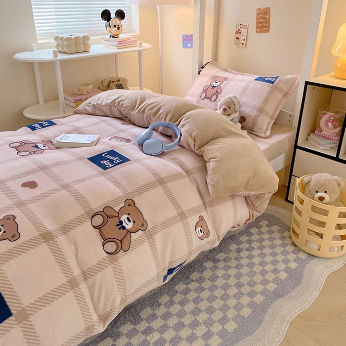 91家纺网 家纺一手货源 找家纺 锦润家纺 2025新款亲肤舒适牛奶绒三件套学生三件套上下铺三件套宿舍三件套 格子小熊