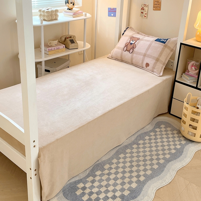 91家纺网 家纺一手货源 找家纺 锦润家纺 2025新款亲肤舒适牛奶绒三件套学生三件套上下铺三件套宿舍三件套 格子小熊