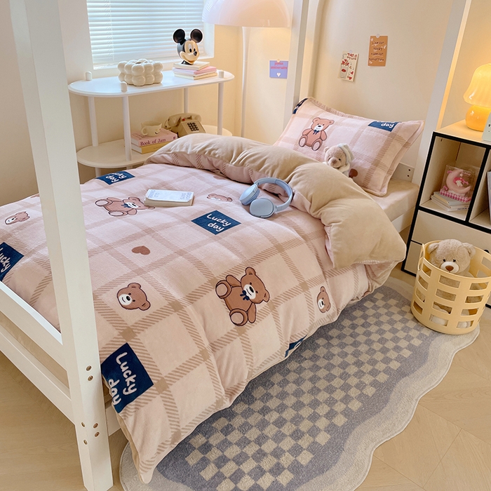 91家纺网 家纺一手货源 找家纺 锦润家纺 2025新款亲肤舒适牛奶绒三件套学生三件套上下铺三件套宿舍三件套 格子小熊