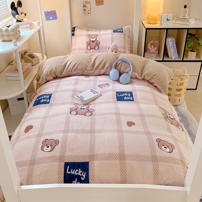 91家纺网 家纺一手货源 找家纺 锦润家纺 2025新款亲肤舒适牛奶绒三件套学生三件套上下铺三件套宿舍三件套 格子小熊