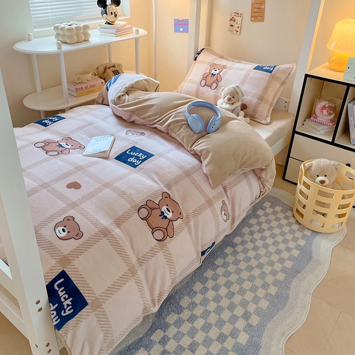 91家纺网 家纺一手货源 找家纺 锦润家纺 2025新款亲肤舒适牛奶绒三件套学生三件套上下铺三件套宿舍三件套 格子小熊