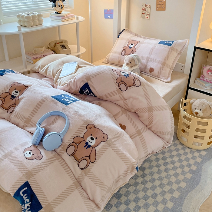 91家纺网 家纺一手货源 找家纺 锦润家纺 2025新款亲肤舒适牛奶绒三件套学生三件套上下铺三件套宿舍三件套 格子小熊