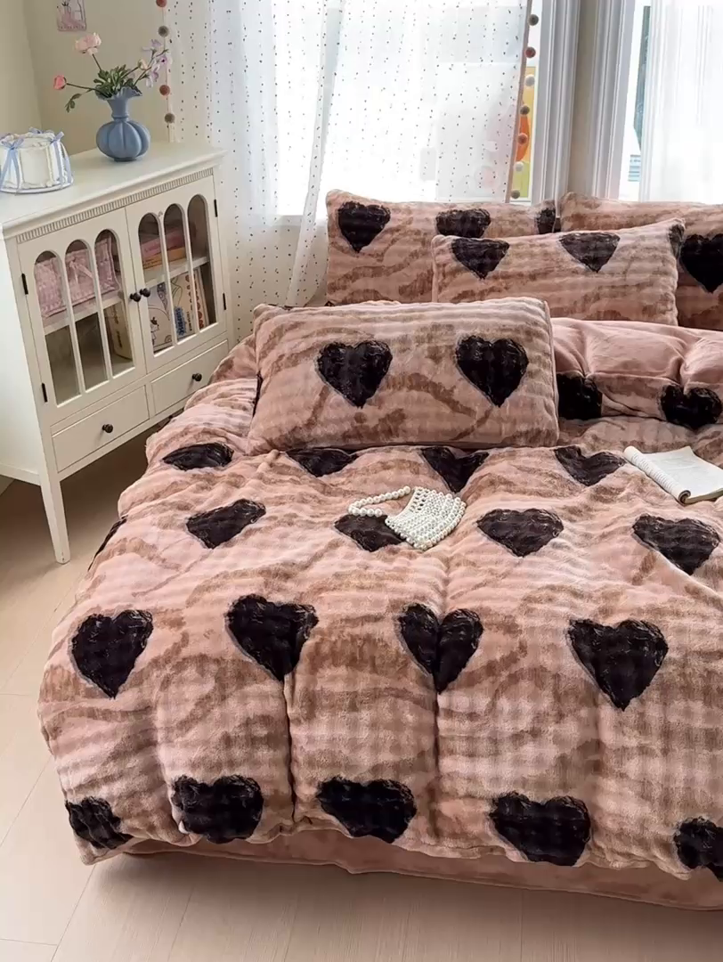 91家纺网 家纺一手货源 找家纺 德比尔斯 2025新款泡泡牛奶绒四件套 爱心布兰