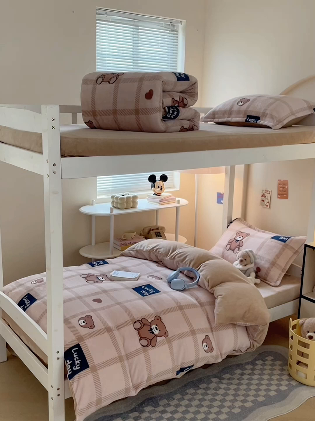 91家纺网 家纺一手货源 找家纺 锦润家纺 2025新款亲肤舒适牛奶绒三件套学生三件套上下铺三件套宿舍三件套 格子小熊