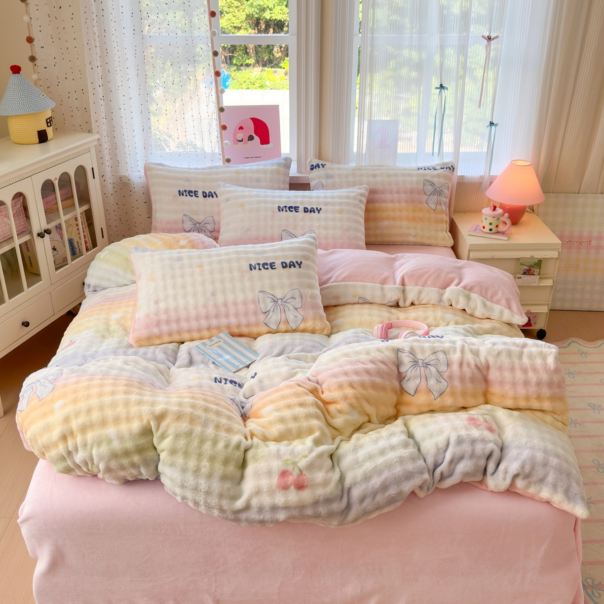 91家纺网 家纺一手货源 找家纺 德比尔斯 2025新款泡泡牛奶绒四件套 彩虹樱桃