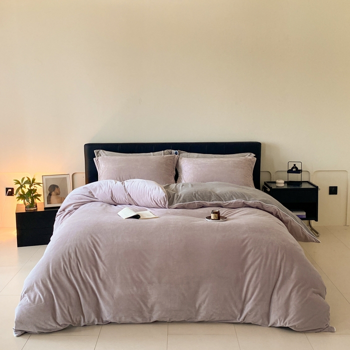 91家纺网 家纺一手货源 找家纺 ONE TWO ONE 121 【婴儿绒四件套】2025新款毛毯被子四件套单件床单被套床笠珊瑚绒牛奶绒冬被法兰绒兔毛绒滚绳款 双拼款-芋泥浅灰