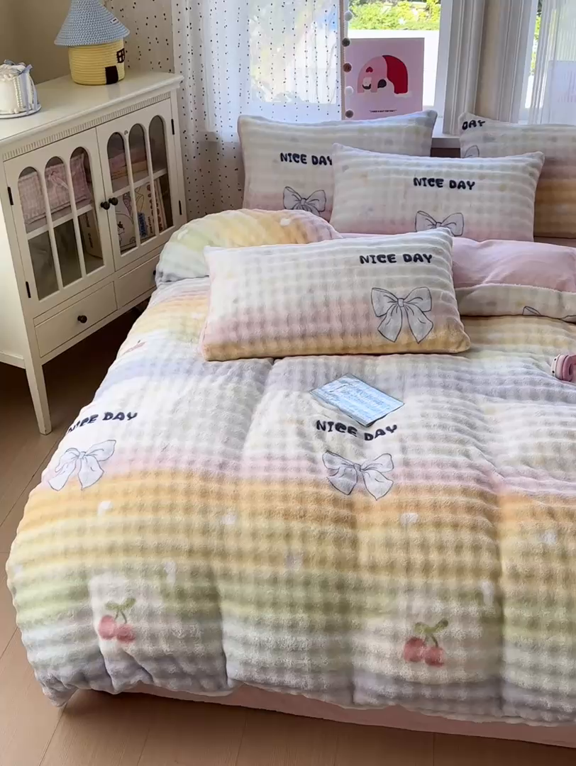 91家纺网 家纺一手货源 找家纺 德比尔斯 2025新款泡泡牛奶绒四件套 彩虹樱桃