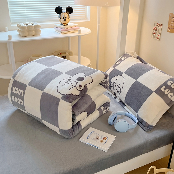 91家纺网 家纺一手货源 找家纺 锦润家纺 2025新款亲肤舒适牛奶绒三件套学生三件套上下铺三件套宿舍三件套 好运小狗