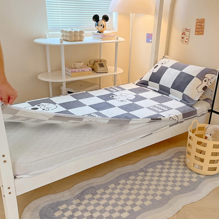 91家纺网 家纺一手货源 找家纺 锦润家纺 2025新款亲肤舒适牛奶绒三件套学生三件套上下铺三件套宿舍三件套 好运小狗