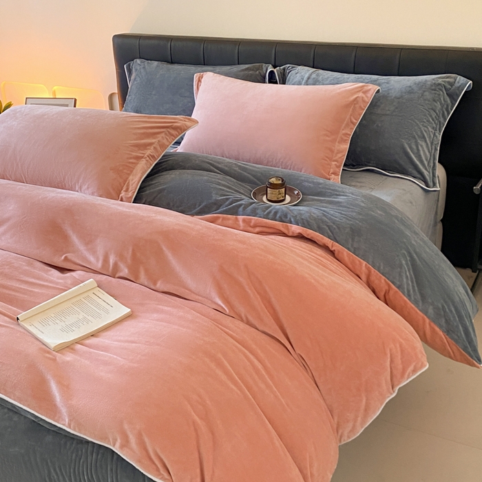 91家纺网 家纺一手货源 找家纺 ONE TWO ONE 121 【婴儿绒四件套】2025新款毛毯被子四件套单件床单被套床笠珊瑚绒牛奶绒冬被法兰绒兔毛绒滚绳款 双拼款-粉灰