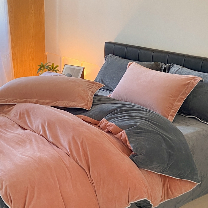 91家纺网 家纺一手货源 找家纺 ONE TWO ONE 121 【婴儿绒四件套】2025新款毛毯被子四件套单件床单被套床笠珊瑚绒牛奶绒冬被法兰绒兔毛绒滚绳款 双拼款-粉灰