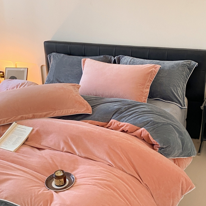 91家纺网 家纺一手货源 找家纺 ONE TWO ONE 121 【婴儿绒四件套】2025新款毛毯被子四件套单件床单被套床笠珊瑚绒牛奶绒冬被法兰绒兔毛绒滚绳款 双拼款-粉灰