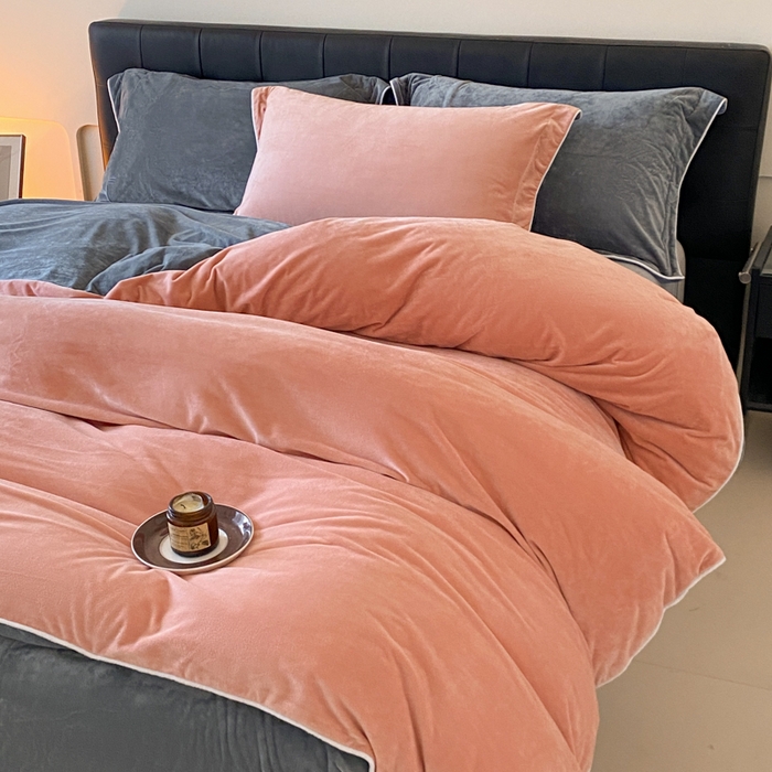 91家纺网 家纺一手货源 找家纺 ONE TWO ONE 121 【婴儿绒四件套】2025新款毛毯被子四件套单件床单被套床笠珊瑚绒牛奶绒冬被法兰绒兔毛绒滚绳款 双拼款-粉灰