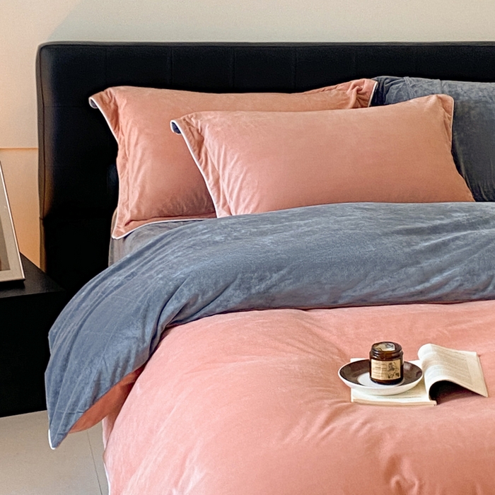 91家纺网 家纺一手货源 找家纺 ONE TWO ONE 121 【婴儿绒四件套】2025新款毛毯被子四件套单件床单被套床笠珊瑚绒牛奶绒冬被法兰绒兔毛绒滚绳款 双拼款-粉灰