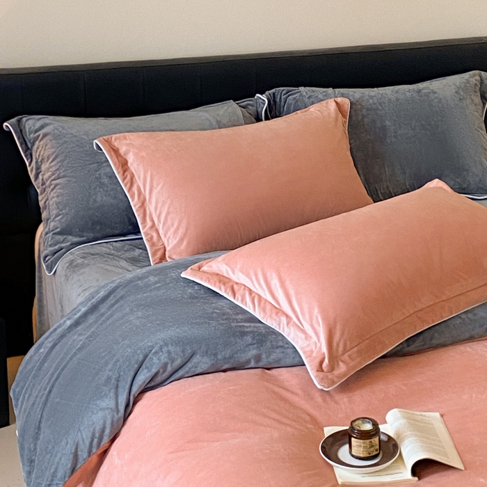 91家纺网 家纺一手货源 找家纺 ONE TWO ONE 121 【婴儿绒四件套】2025新款毛毯被子四件套单件床单被套床笠珊瑚绒牛奶绒冬被法兰绒兔毛绒滚绳款 双拼款-粉灰